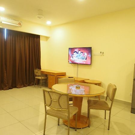 Premier Times International Hotel เซอรีเคมบางัน ภายนอก รูปภาพ