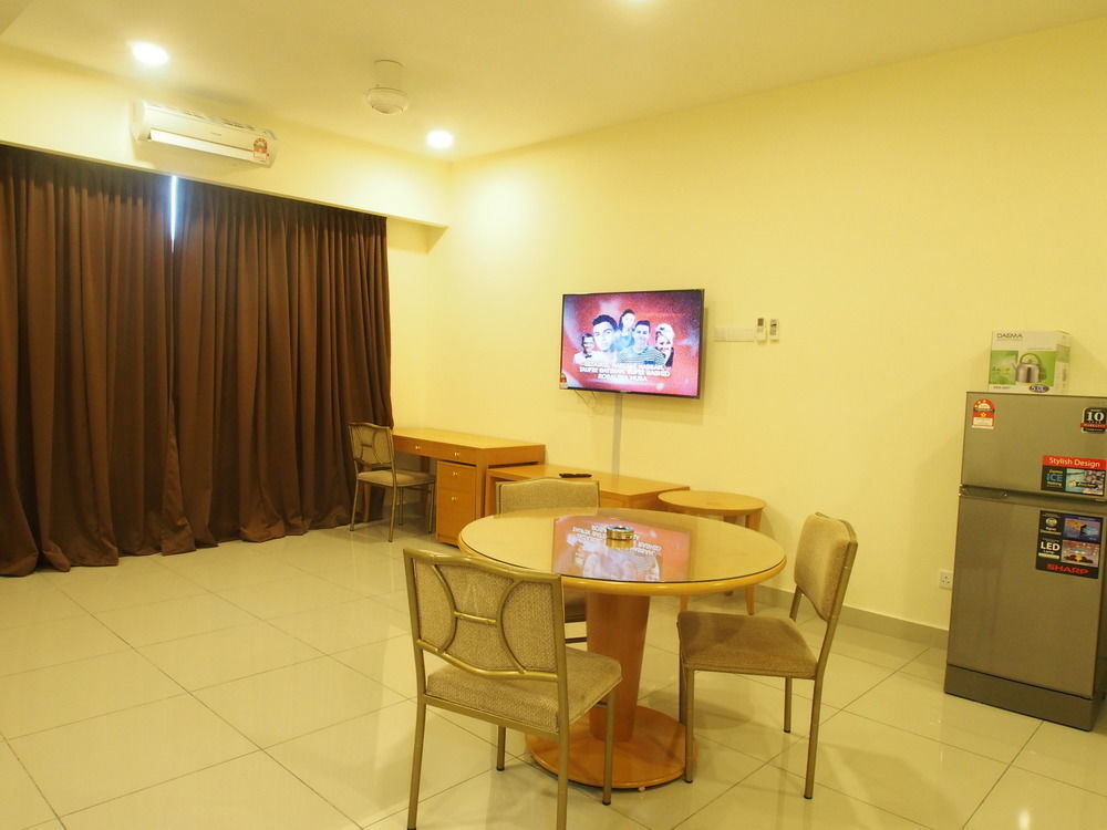 Premier Times International Hotel เซอรีเคมบางัน ภายนอก รูปภาพ