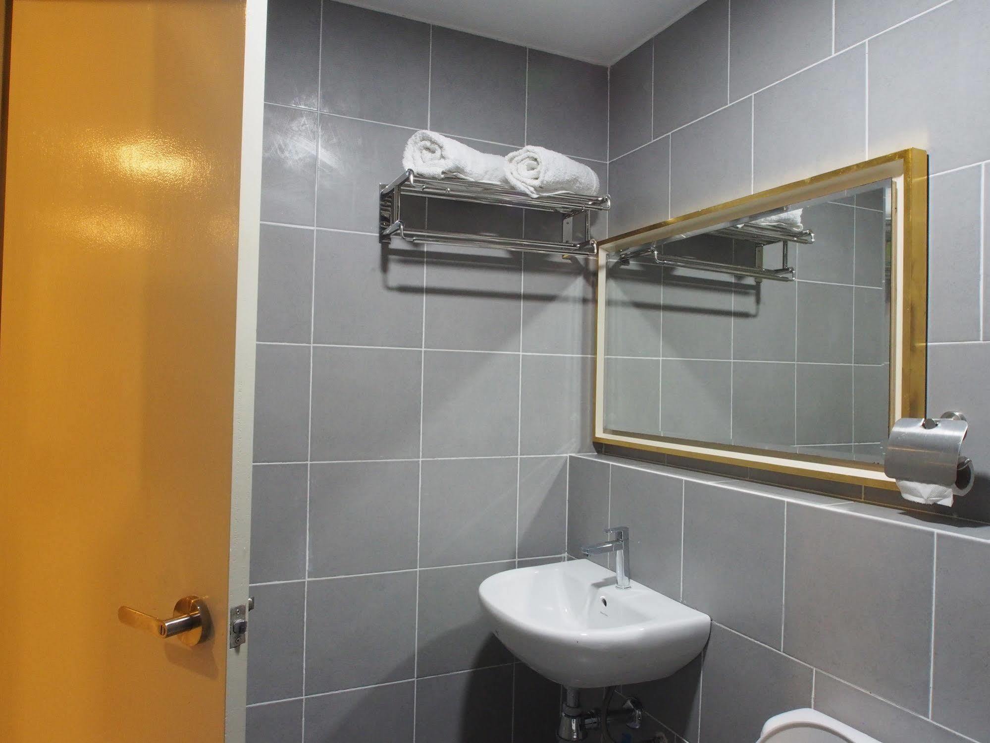 Premier Times International Hotel เซอรีเคมบางัน ภายนอก รูปภาพ