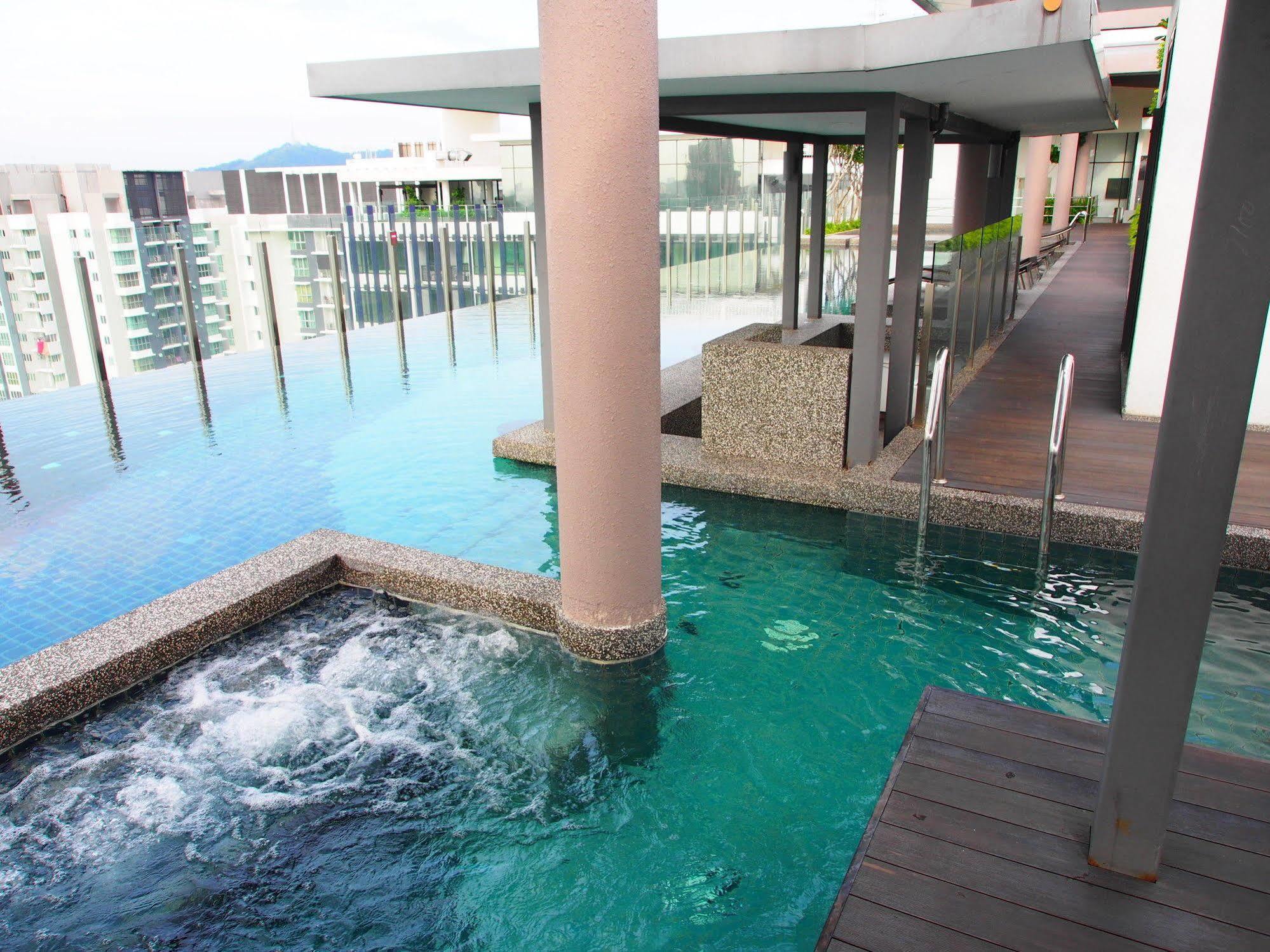 Premier Times International Hotel เซอรีเคมบางัน ภายนอก รูปภาพ