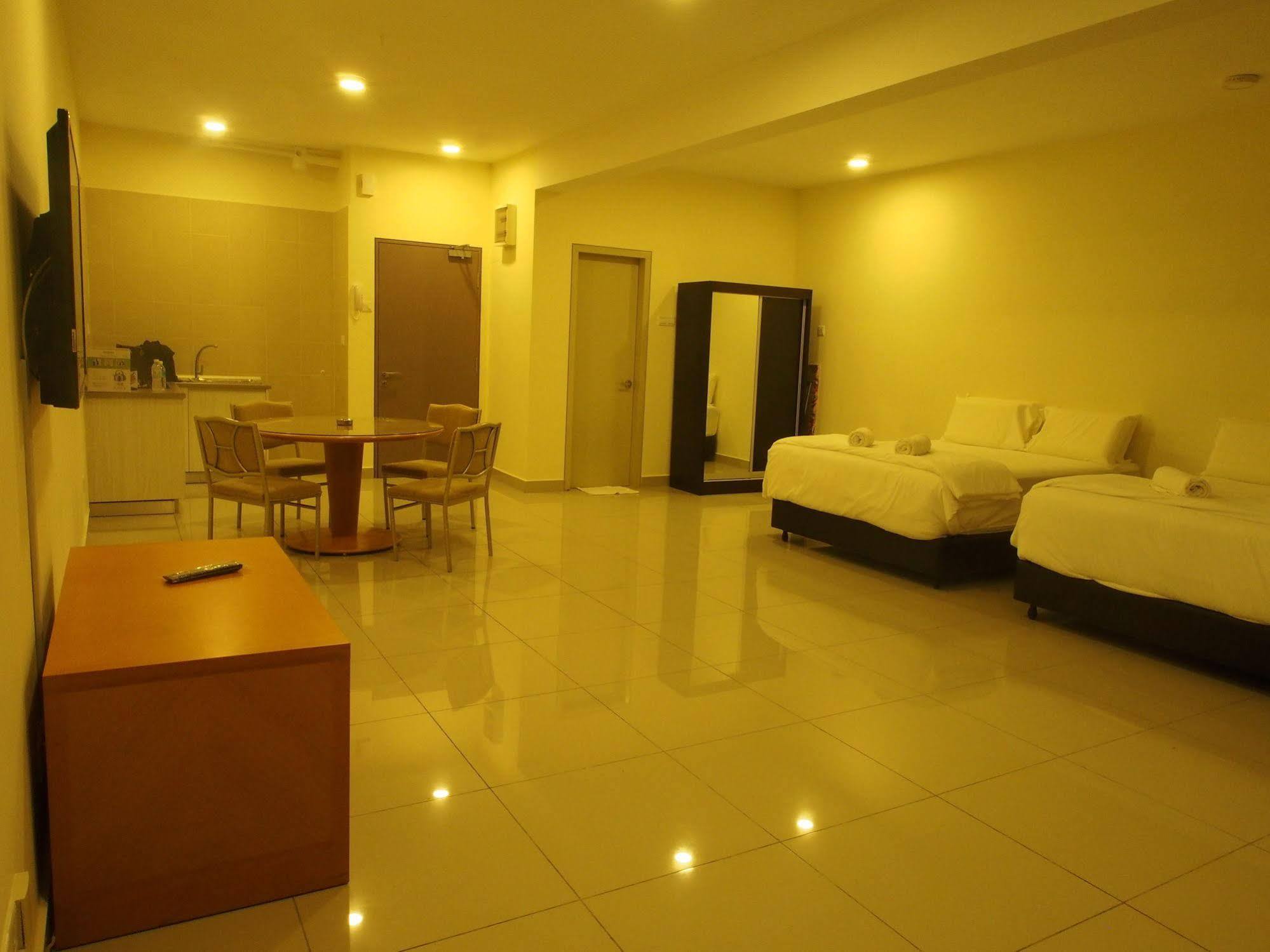 Premier Times International Hotel เซอรีเคมบางัน ภายนอก รูปภาพ