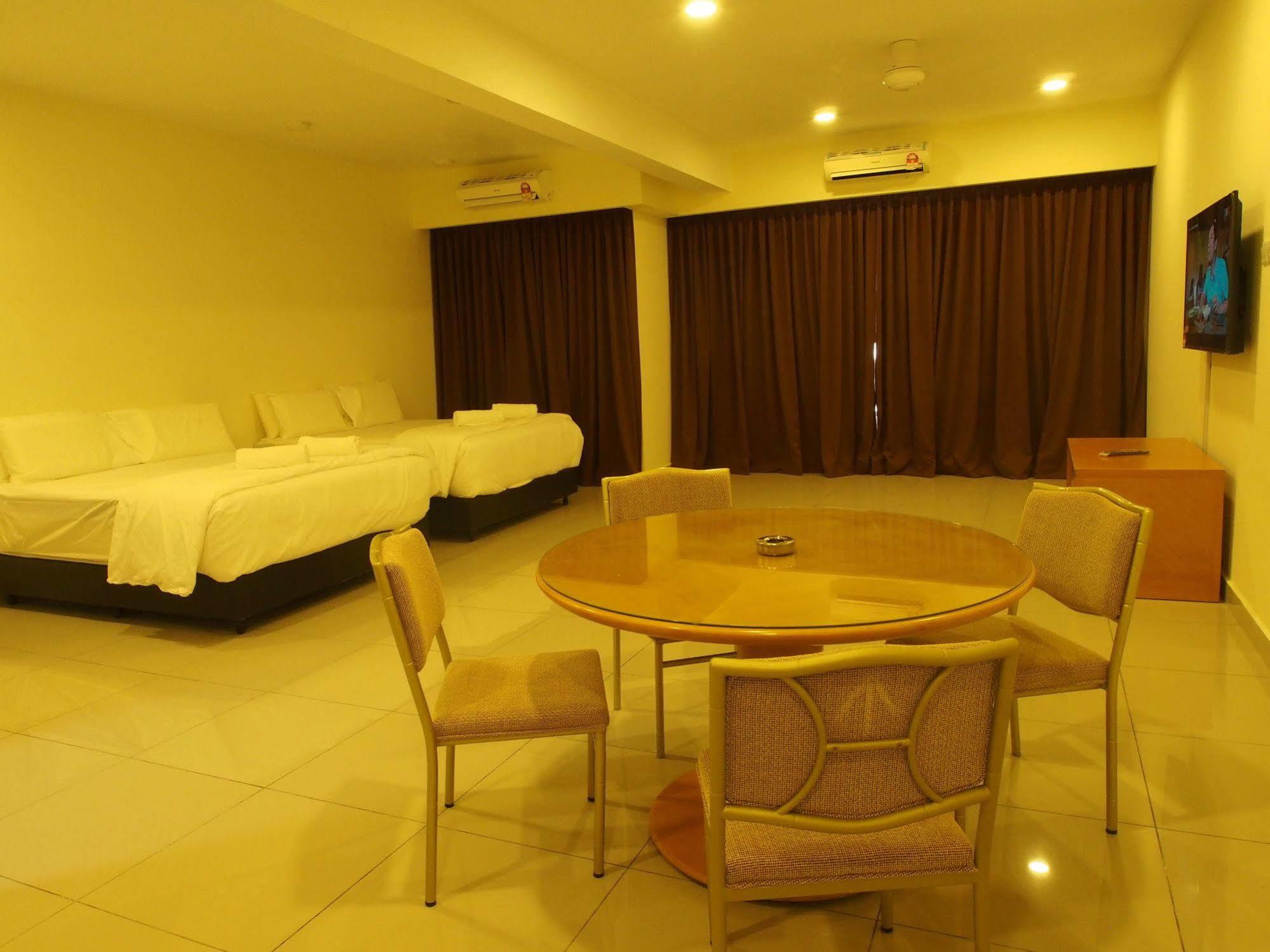Premier Times International Hotel เซอรีเคมบางัน ภายนอก รูปภาพ