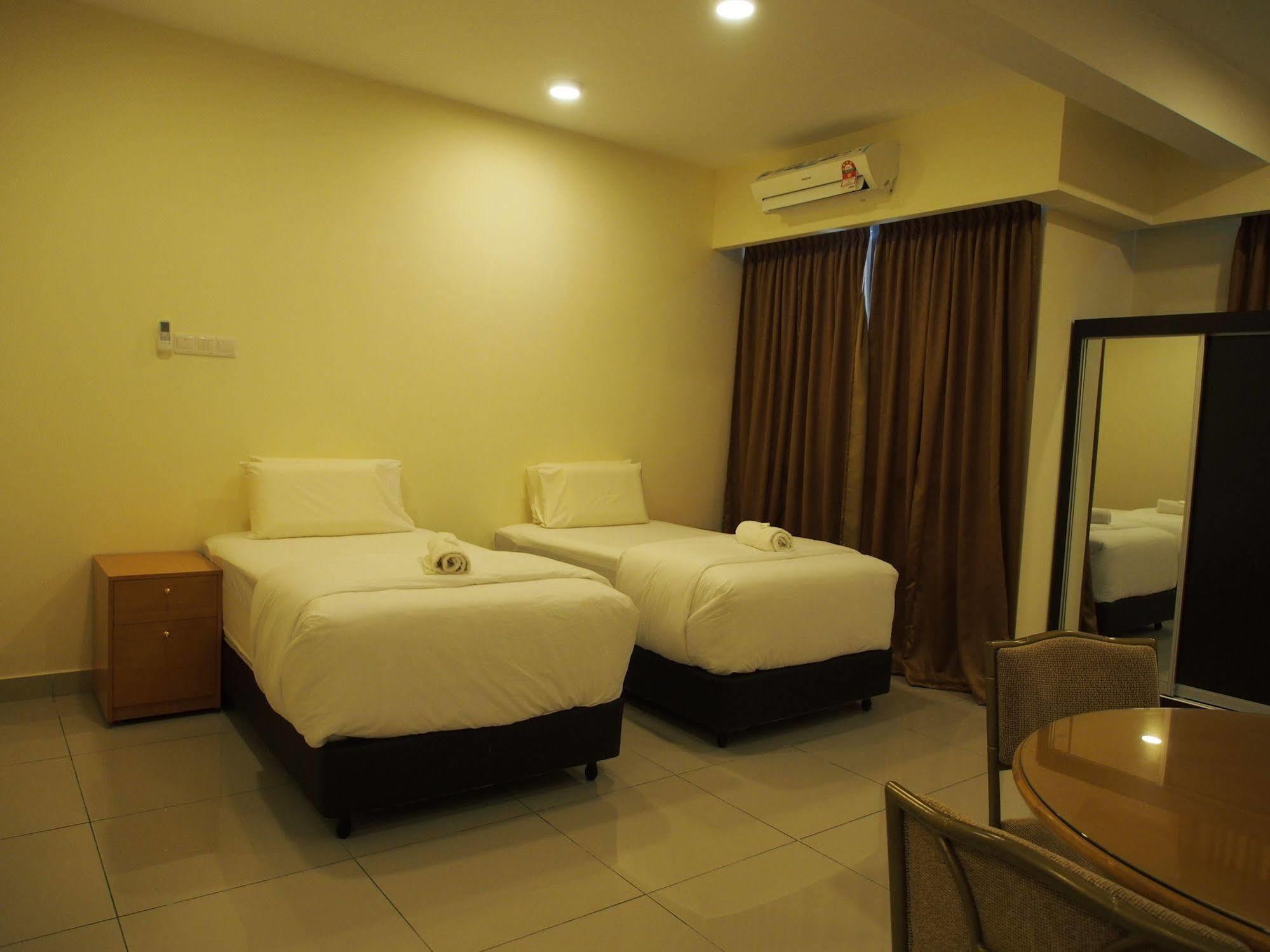 Premier Times International Hotel เซอรีเคมบางัน ภายนอก รูปภาพ