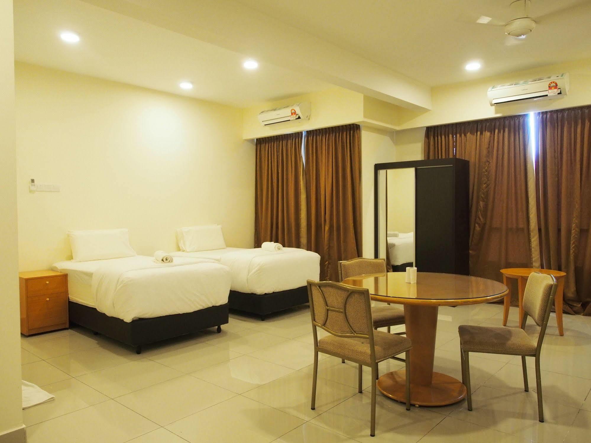 Premier Times International Hotel เซอรีเคมบางัน ภายนอก รูปภาพ