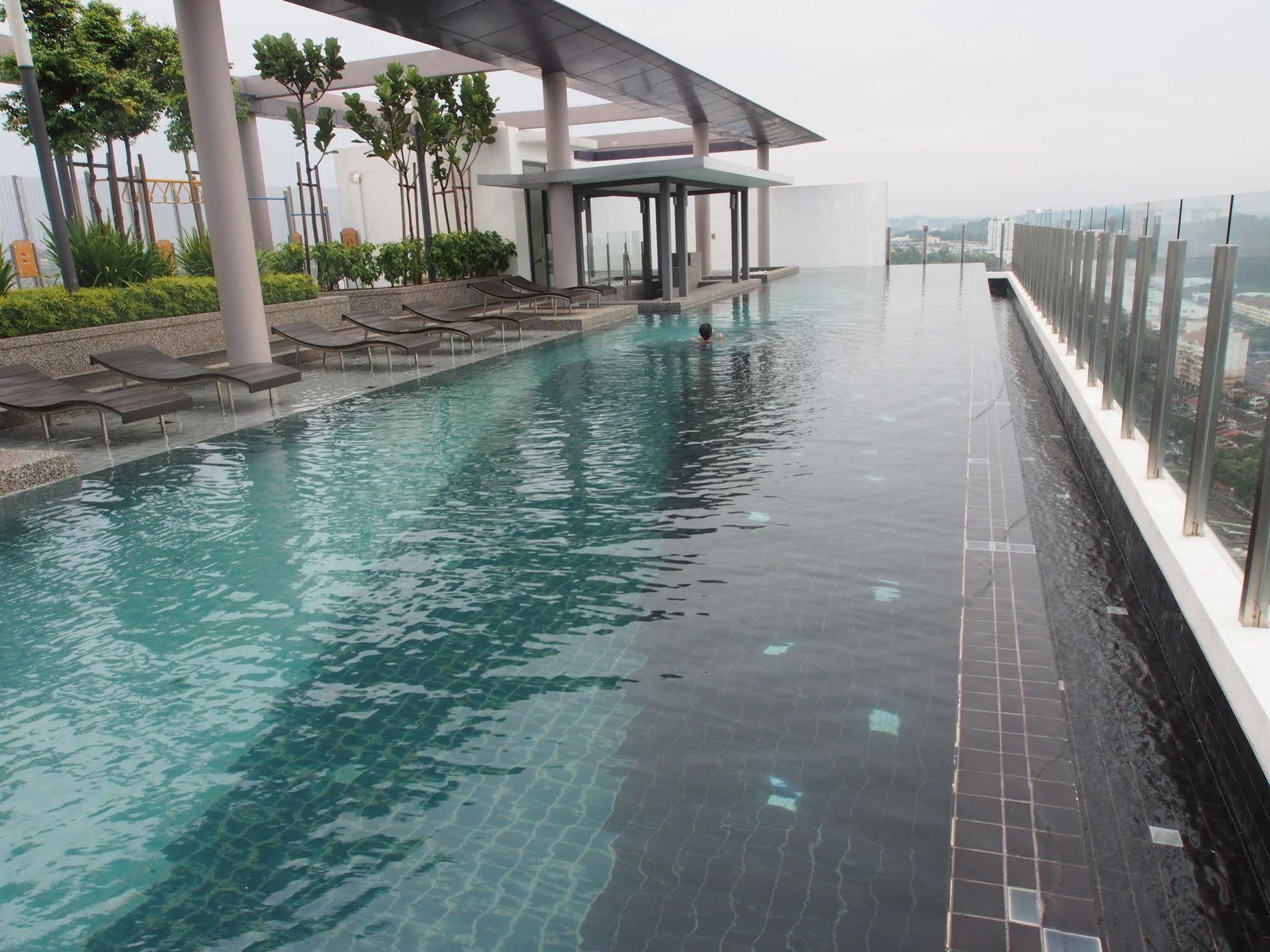 Premier Times International Hotel เซอรีเคมบางัน ภายนอก รูปภาพ