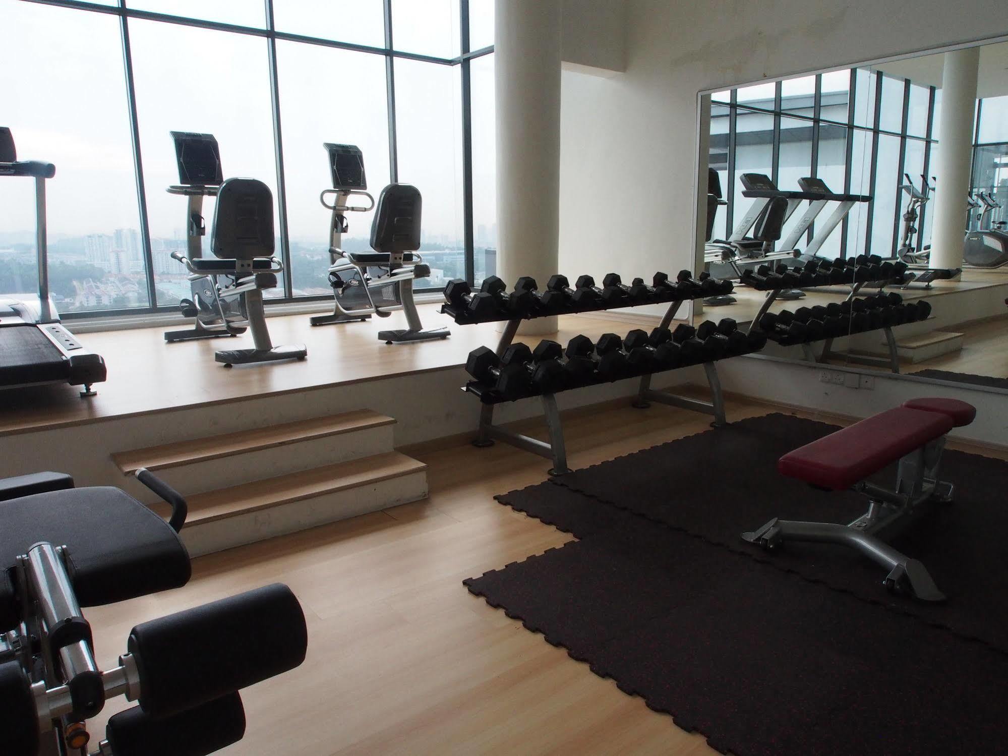 Premier Times International Hotel เซอรีเคมบางัน ภายนอก รูปภาพ